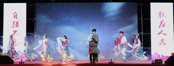 荷塘小学教师代表在迎新生晚会上带来精彩演出