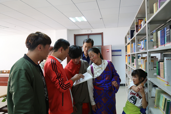 荷塘小学师生参观我校图书馆