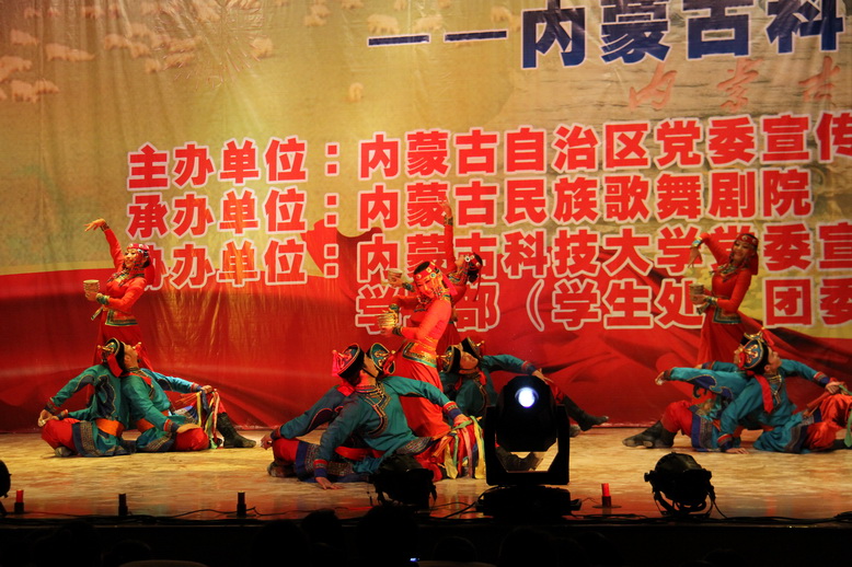 自治区精品文艺节目进高校西部巡演内蒙古科技大学专场在校音乐厅举行