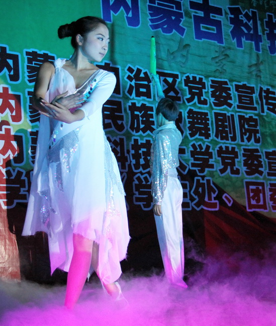 自治区精品文艺节目进高校西部巡演内蒙古科技大学专场在校音乐厅举行
