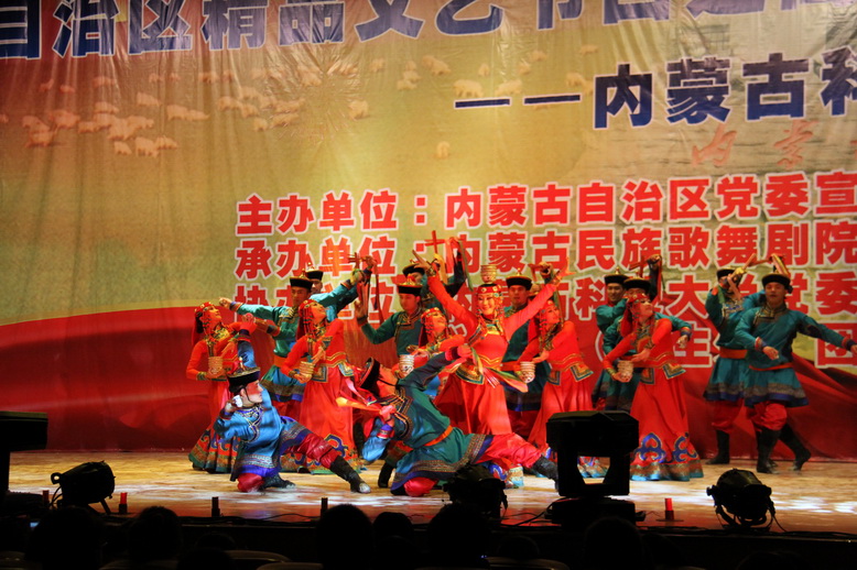自治区精品文艺节目进高校西部巡演内蒙古科技大学专场在校音乐厅举行