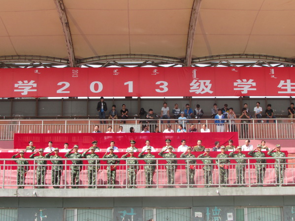 我校举行2013级学生军训结训式