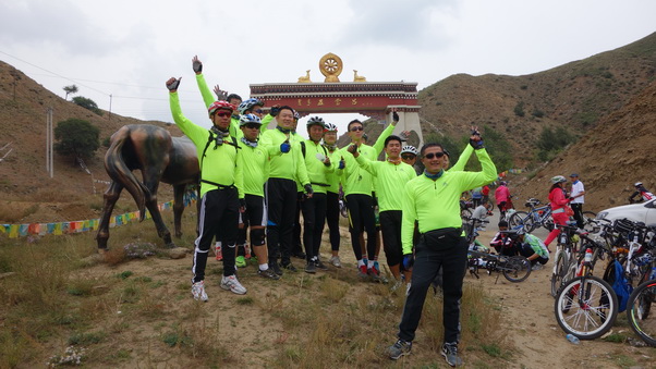 我校师生参加“祈福圣地.魅力石拐——万人骑游”活动