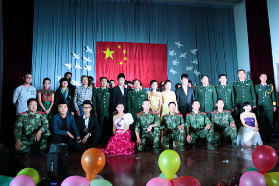 艺术与设计学院师生赴武警包头市支队进行“迎国庆”慰问演出