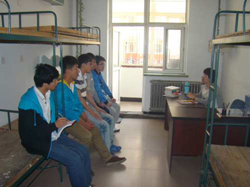 材冶学院设立辅导员入驻学生宿舍制度