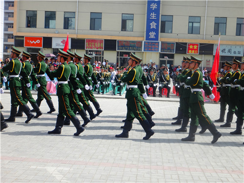 我校国旗护卫队参加包头市高校国旗班大型汇演